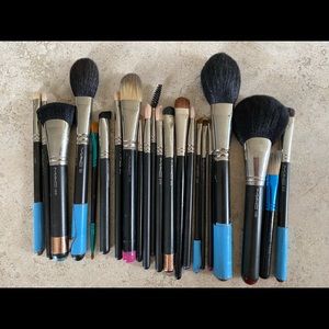 22 piece MAC BRUSH SET! Excellent condition!